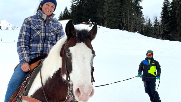 De la neige, des chevaux et des skis : le ski jöring séduit aux Mosses